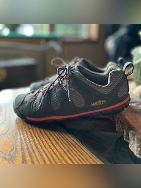 Keen CNX hiking shoes Sz 8